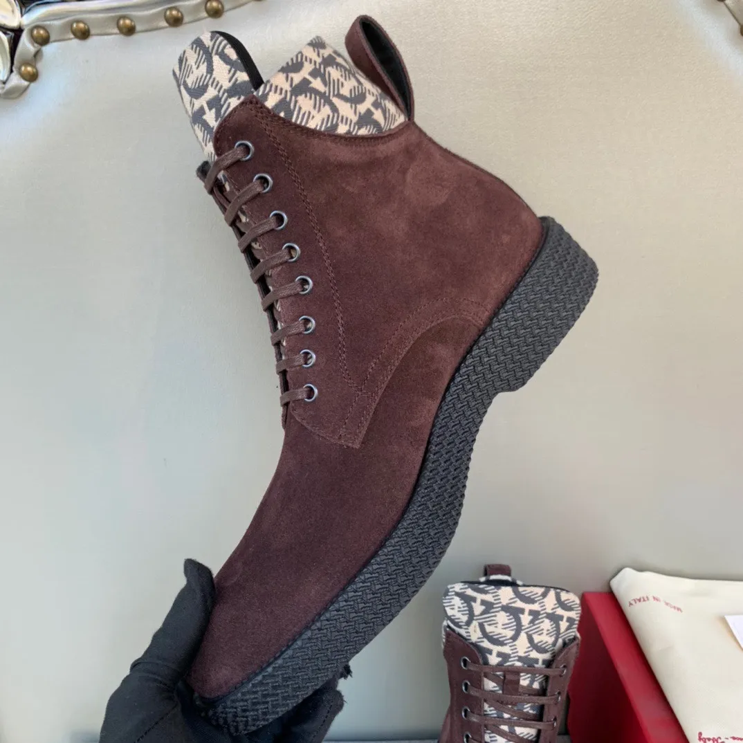 [Ferragamo] Top P: 1000💰 Number of yards: 39~44 (38.45 custom-made, non-returnable) Ferragamo winter series, original 1:1 development, casual men's short boots. Made with heavy investment, shoes and boots are made of imported cowhide + imported Ferragamo special fabric. Black cowhide lining that is not easily deformed. Wear-resistant rubber outsole, black cowhide, black open edge beads, black frosted, brown suede. Factory craftsmanship, perfect products are only prepared for you who know taste! Any comparison is welcome!